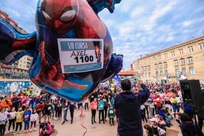 L'inflable recordant l'Axel, i el seu dorsal 1.100, moments abans de la sortida de la Cursa SED al col·legi Maristes de Lleida.