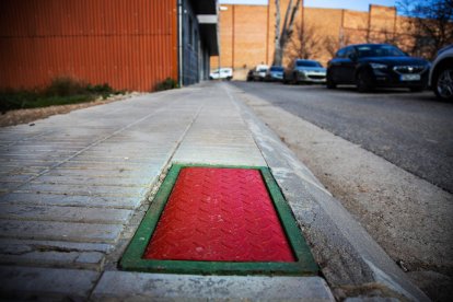 Una de las tapas provisionales en una de las calles de Les Borges. 