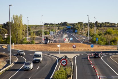 La rotonda de la autopista AP-2 donde se están ultimando los trabajos en la calzada.