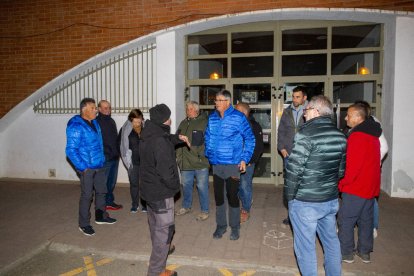 Payeses de Aitona organizando los grupos para la vigilancia de las masías del municipio.