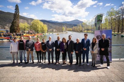 Autoridades, alcaldes y representantes federativos, ayer durante la presentación de la candidatura en el Parc del Segre.