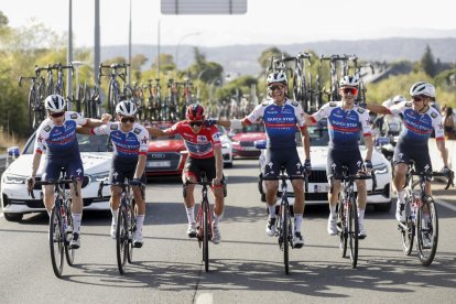 El belga Remco Evenepoel y su equipo celebrando su victoria en la Vuelta a España 2022.