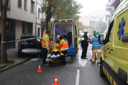 L’ambulància atenent un dels ferits pel xoc entre dos trens a Montcada.