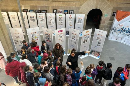 Alumnes de l’escola Arrels de Solsona, davant l’exposició de SEGRE durant una visita al consell.