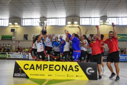 Jugadores i tècnics del Gijón celebren ahir al pavelló de Vila-sana el triomf a la Supercopa.