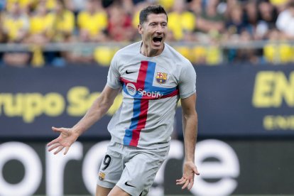 Lewandowski celebra su gol en Cádiz.