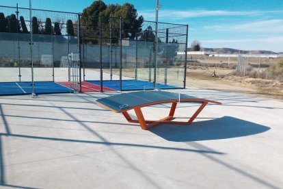 Al fondo, la pista de pádbol y, en primer término, la mesa de Teqball que ha instalado Rosselló. 