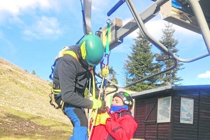 L'equip de pisters de Port del Comte, fent pràctiques d'evacuació en un telecadira.