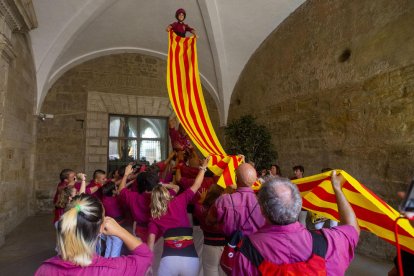 Los Castellers de Lleida culminaron la ofrenda floral en el Roser con un pilar de 4 al son de Els Segadors.