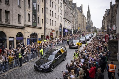 Miles de personas acudieron a la avenida Royal Mile de Edimburgo para ver pasar el cortejo fúnebre de la reina Isabel II.