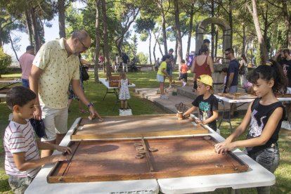 Les famílies van gaudir d’una matinal d’activitats lúdiques.