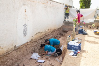 El equipo de investigadores ha trabajado durante un mes en las excavaciones del cementerio de Bovera.