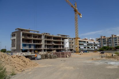 Imagen de archivo de las obras de un bloque de pisos en Lleida. 