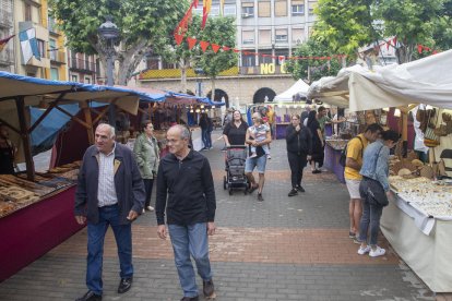 La plaza Mercadal acoge un mercado con unas 70 paradas de productos artesanos. 