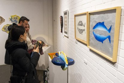 Les pales de pàdel ‘tunejades’ són les protagonistes de la nova exposició de l’Espai Cavallers.