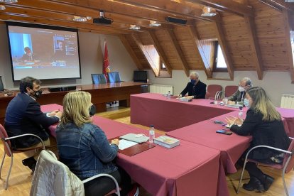 Una vista de la reunió que van mantenir els representants del Pirineu de Lleida amb Pere Aragonès.