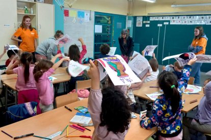 La concejal de Educación, Sandra Castro, visitó ayer el casal en la Escola Camps Elisis de Lleida. 