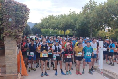 Los atletas se preparan en la línea de meta para empezar la carrera.