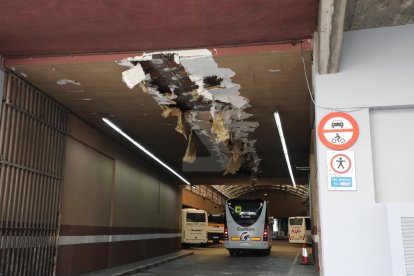 El agujero dejado en el techo por la grúa de un camión.