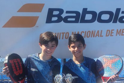 Marc Rodríguez y Bruno Gadea, con los trofeos de subcampeones que lograron en TYC2 de El Prat.