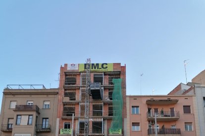 Un edificio que está siendo remodelado de forma integral en la ciudad de Lleida.