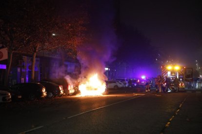 Las llamas afectaron a otros dos coches que estaban estacionados cerca del incendiado. 