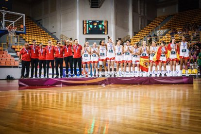 L’equip espanyol, amb Bernat Canut al capdavant, al podi després de rebre la medalla de plata.