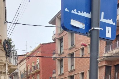 Una furgoneta envaint la vorera del carrer Sant Martí, ahir.