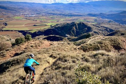 Una chica practicando BTT en una ruta de la Conca de Tremp.