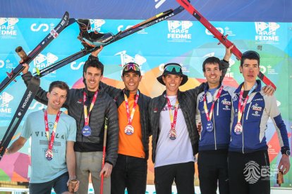 Jordi Alís, el primero por la izquierda, y Marc Ràdua, el tercero, en el podio sénior por equipos.