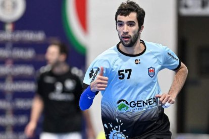 Aleix Gomez Subarroca en un partit de la Lliga italiana amb el seu equip, el Handball Lanzara de Salern.