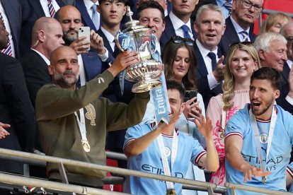 Pep Guardiola, tècnic del Manchester City, aixeca l’històric trofeu de l’FA Cup.