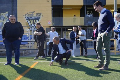 El alcalde Miquel Pueyo visitó ayer la fase final de las obras de colocación del nuevo césped.