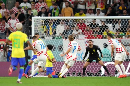 Una acció del partit entre Croàcia i el Brasil.