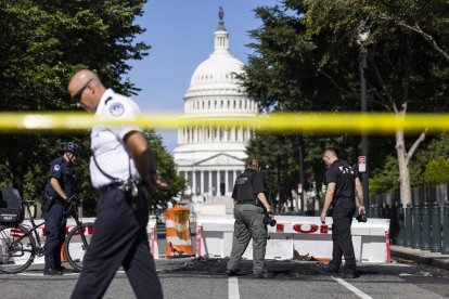 Policías del Capitolio inspeccionan la zona del incidente.