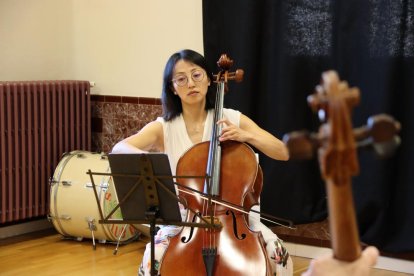 Diana Wuli, estudiante australiana de violonchelo, ayer en una clase de la Acadèmia de Solsona.