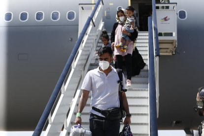 Las repatriaciones de colaboradores continúan  - Desde que España organizó el primer vuelo de evacuación de colaboradores afganos, el pasado 15 de agosto de 2021, se han conseguido trasladar  a 2.900 personas. Unas operaciones que continuaron l ...