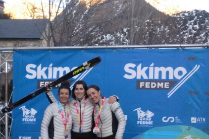 Laia Sellés, centre, i Aina Garreta, esquerra, al podi.