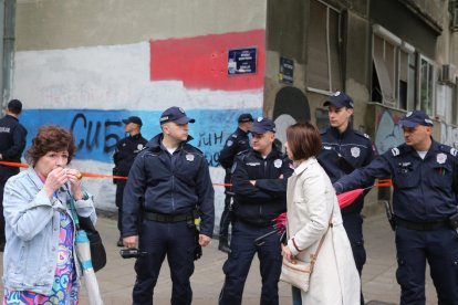 La policia bloquejant ahir un carrer pròxim a l’escola.