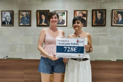 Entrega del cheque del ayuntamiento a la asociación.