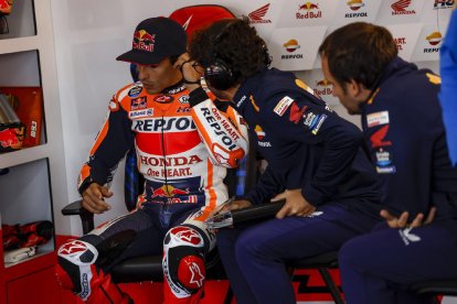 Marc Márquez, en su box, conversando con Santi Hernández.