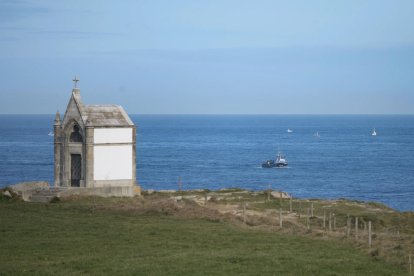 Varias embarcaciones en la zona del naufragio del pesquero frente a la costa de Santander.