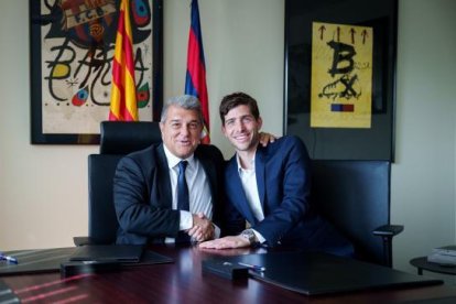 El president Laporta i Sergi Roberto, ahir a la firma del contracte.