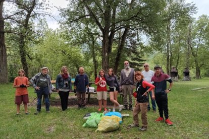 Voluntarios retiran residuos del Noguera Ribagorçana en Vilaller