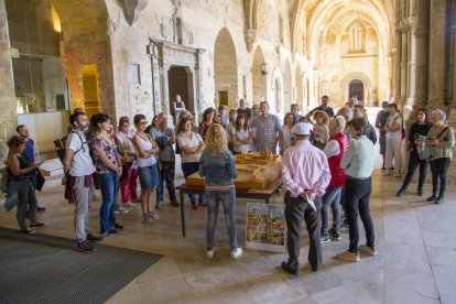 Un moment ahir d’una de les visites guiades al Turó de la Seu Vella, al claustre del monument.