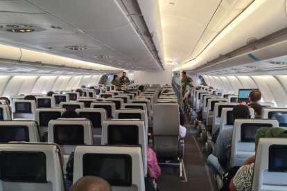 Imagen del interior del avión con los últimos repatriados.