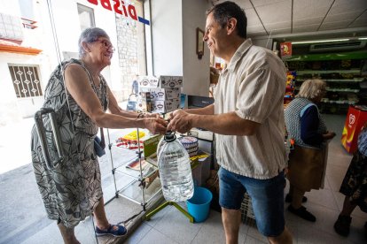 El ayuntamiento de L’Espluga Calba reparte agua embotellada entre los vecinos desde el viernes.