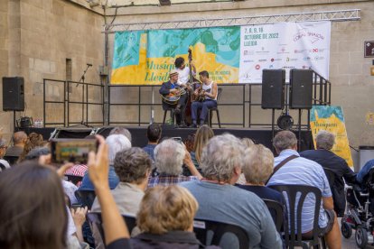 Las guitarras y el contrabajo de Oscar Wolf & his Moon Serenaders sonaron en la plaza Paeria de Lleida.