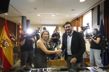 La popular, Ana Alós, i el líder de Vox a Aragó, Alejandro Nolasco, després de firmar l’acord de govern.