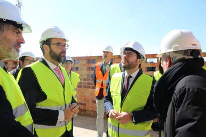 Aragonès ayer durante una visita a un promoción de viviendas de alquiler social en Rubí. 